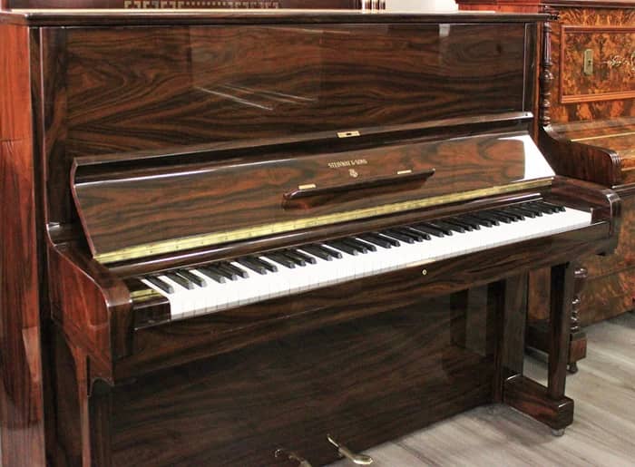 Steinway & Sons V-125