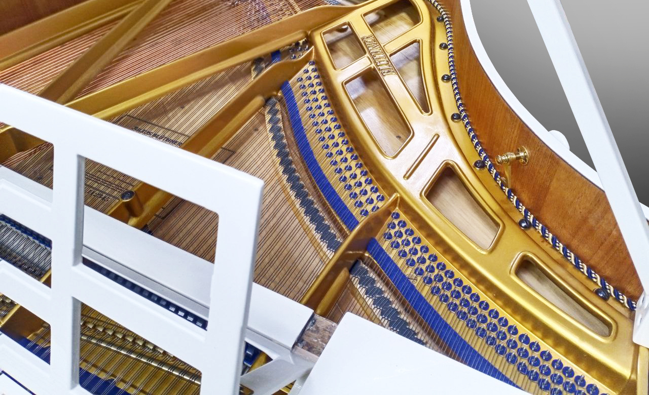 Белый немецкий рояль