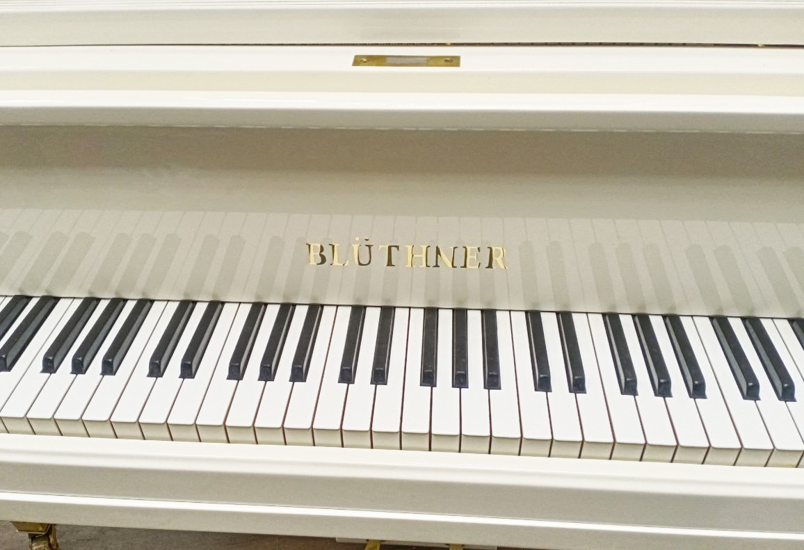 Белый немецкий рояль